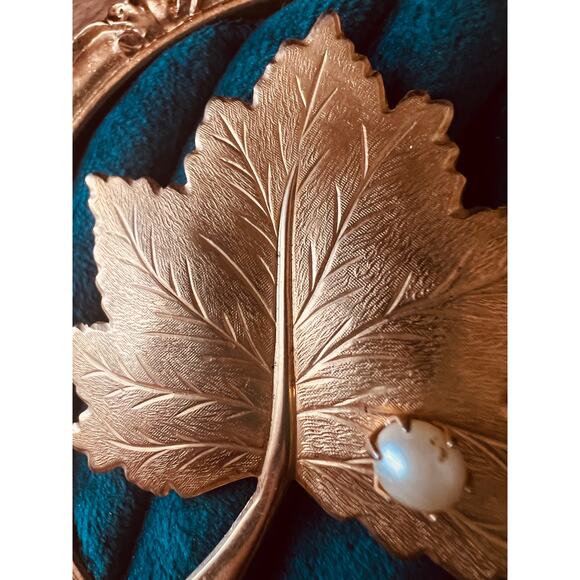Vintage Sarah Coventry Gold Leaf Brooch Faux Pearl Maple Pin 2.5” Signed - Picture 3 of 8